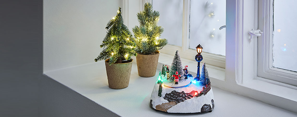 ELBAIT Christmas decoration by the window