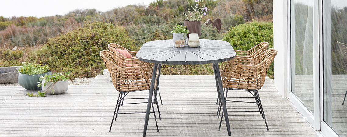 ILDERHUSE garden chairs and FURUSET garden table Garden dining set on a patio in the rain