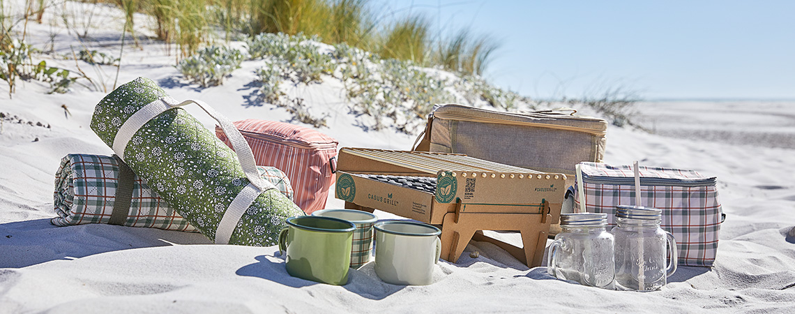 A beach towel or a beach blanket – or even both? The right option for you Beach towel, beach blanket, and other picnic equipment for a trip to the beach