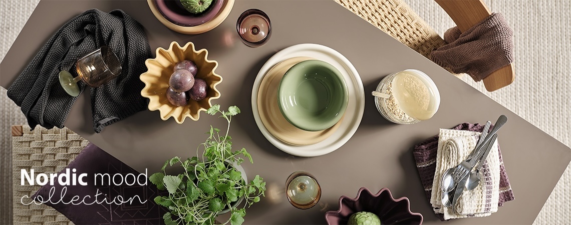 GREGERS cutlery set, MALIK plates and bowls, ISAK drinking glasses TISTEL and BARLIND tea towels, DAHL storage jar and NOR bowls Table set with colourful plates, glasses and bowls