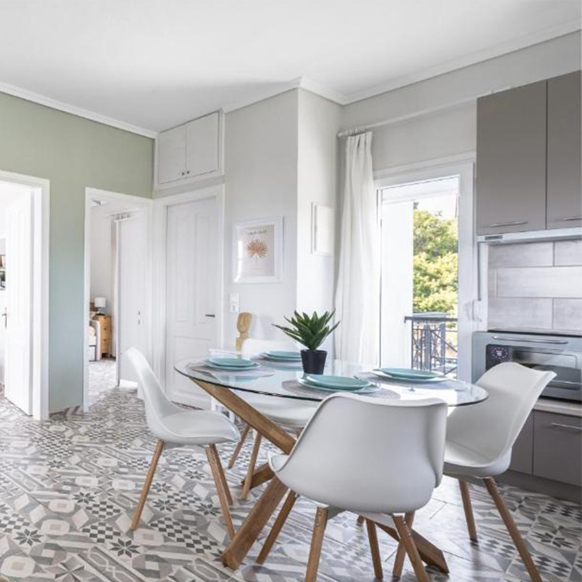 Furnished dining room with dining table, chairs and accessoires