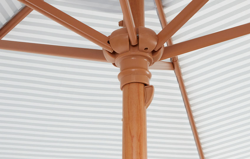 IBSTED garden parasol with pole made from aluminium with decorative foil covering Close-up of the pole and underside of a garden parasol with metal foil decorative covering