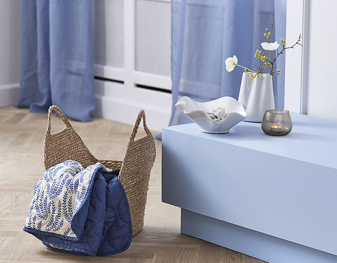 MICHAEL basket with SOMMEREIK quilted blanket Wicker basket with quilted blanket
