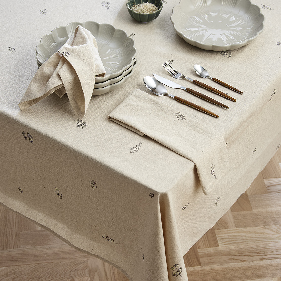 ENGFIOL tablecloth with matching napkins Dining table with tablecloth, plates, and tableware