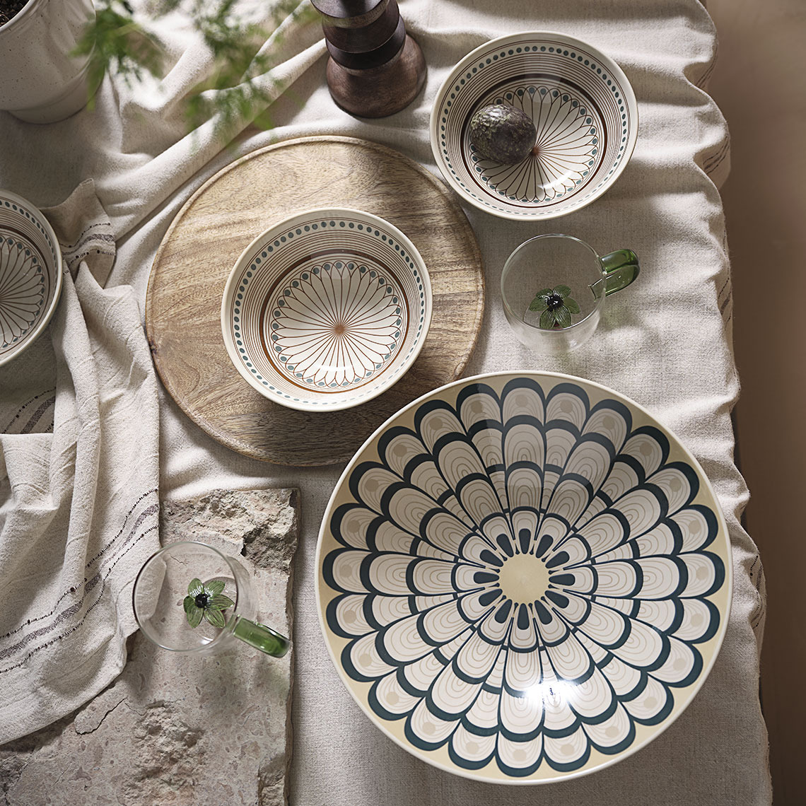 MAK small bowl, ODD large bowl, GERNER wooden decorative tray and HILMER mugs Table with tablecloth, mugs and bowls