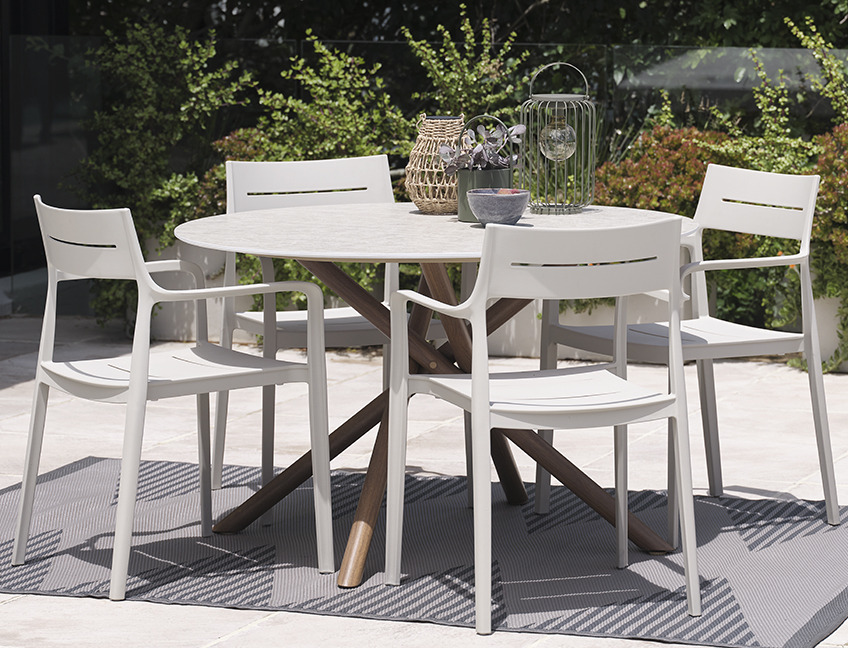 SANDVIG garden table and INGSTRUP garden chairs Round garden table and garden chairs on patio in garden