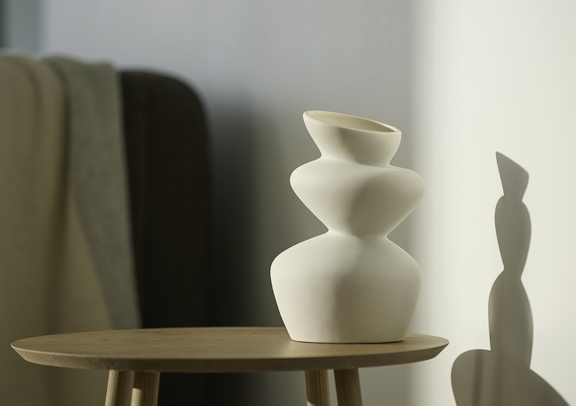 BENNY vase White vase on a table
