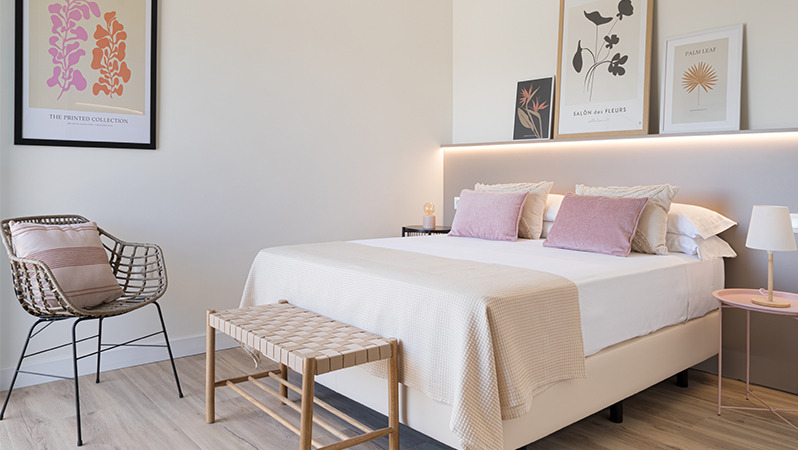 A bright and colorful hotel room, decorated and furnished with JYSK products