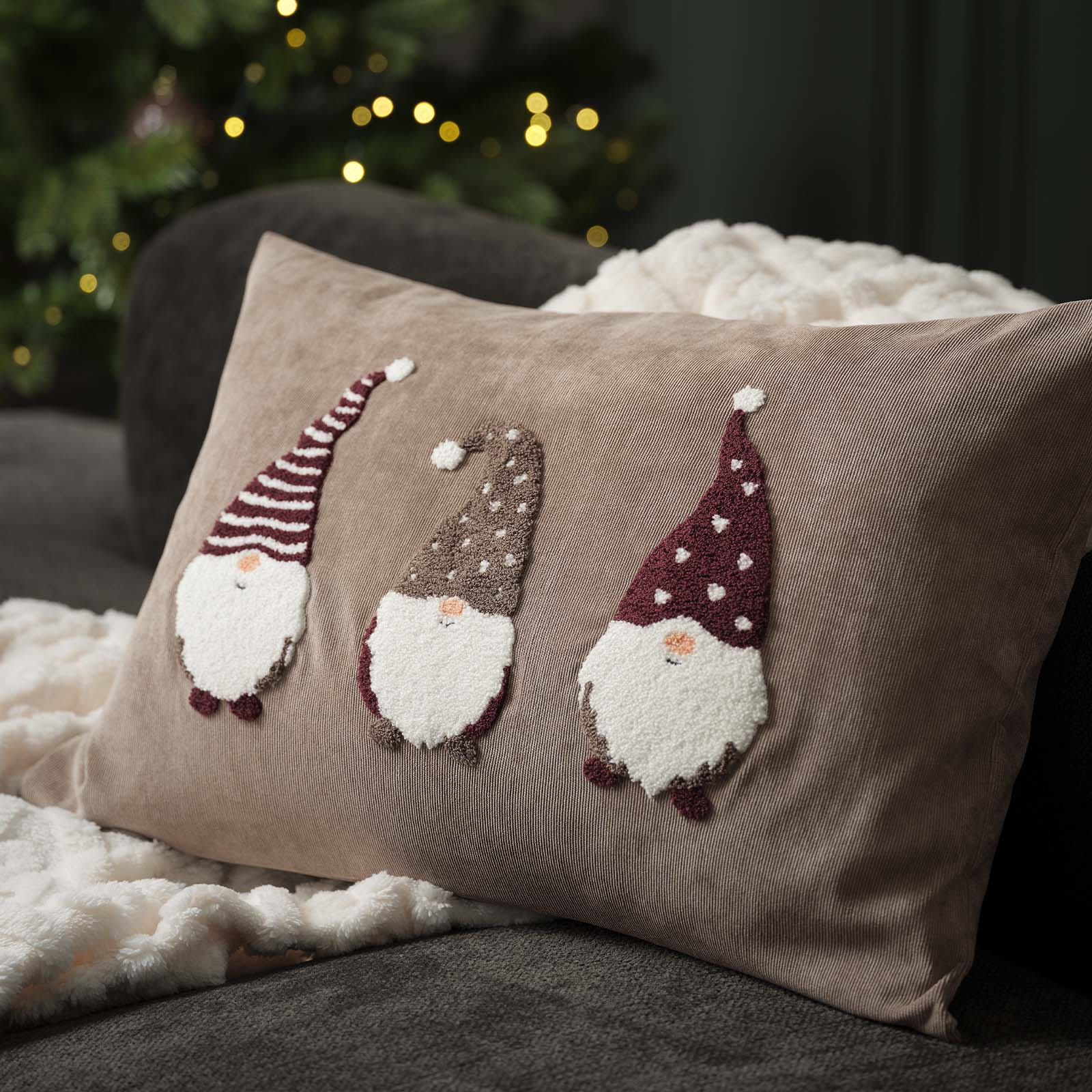 Sand-coloured cushion cover with embroidered Christmas elves with Christmas hats and big beards