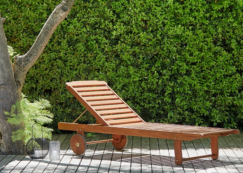 DALRIPA sun lounger, GULDSMED lantern and the FOSS vase Wooden sun lounger on a sunny patio