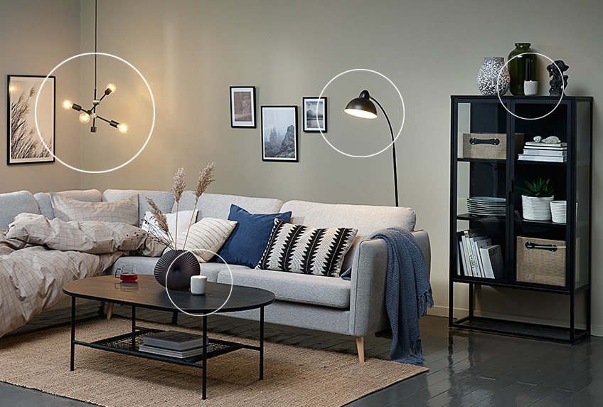 Duvet with TANJA duvet cover set on top of AARHUS sofa, TORSTEIN pendant, HUGO floor lamp and VIRUM cabinet Duvet placed in corner sofa, pendant with light bulbs, modern floor lamp and display cabinet