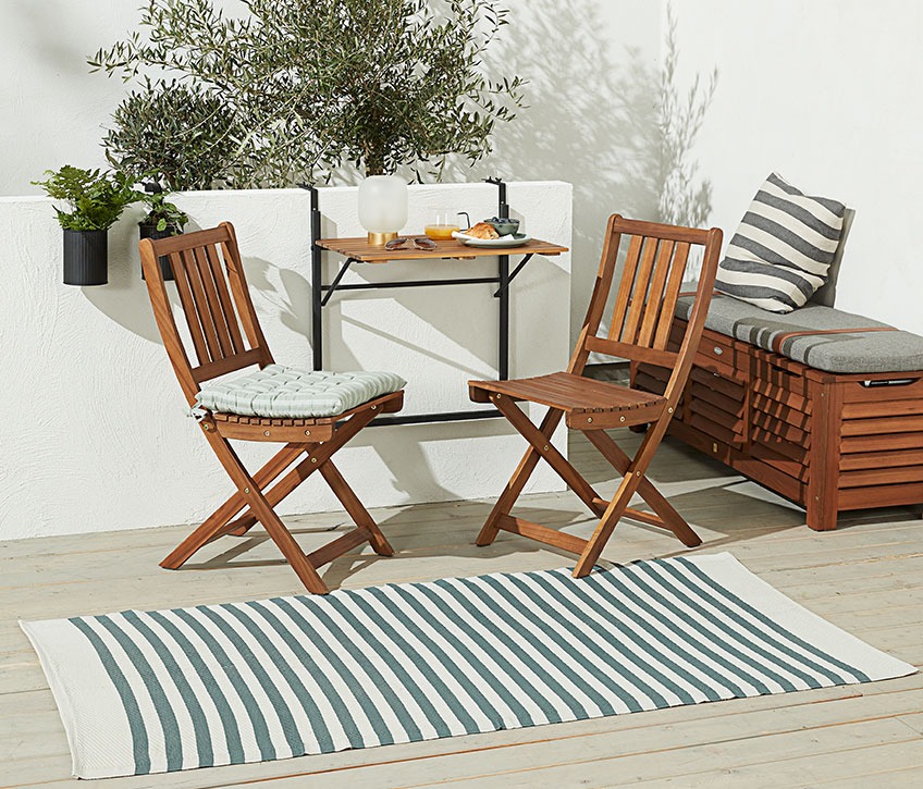 ELVESANGER rug out of 100 % recycled plastic Rug out of recycled plastic in front of a bistro set on a patio