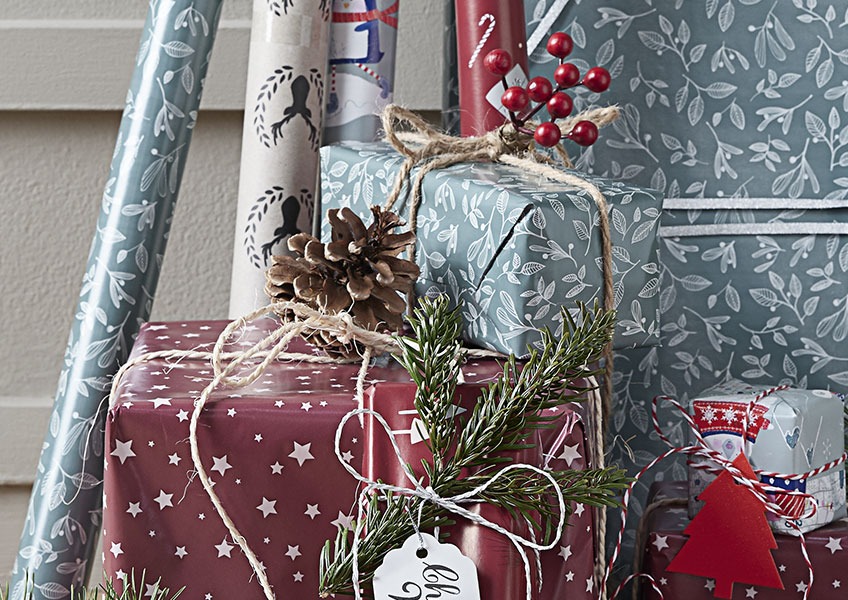MAGNESIT Christmas wrapping paper Nicely wrapped Christmas gifts with nature ornaments