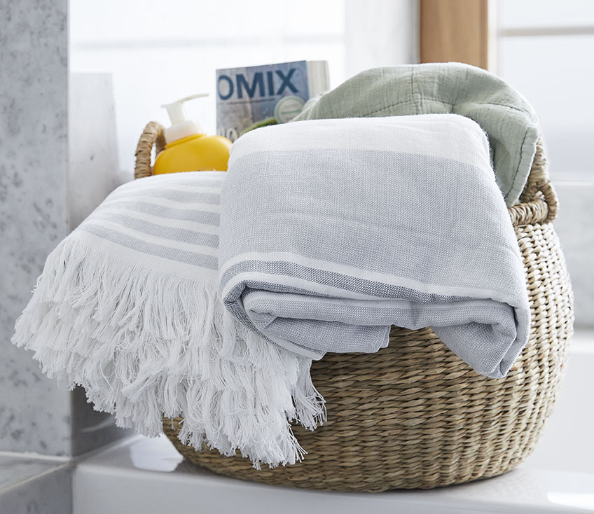 BRAGE basket with BACKA beach towels Basket with beach towels, quilted blanket, a magazine and sunscreen