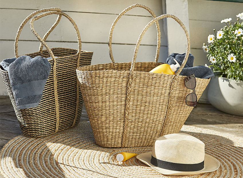 MEJSE beach bags Two wicker beach bags with sunscreen and towels
