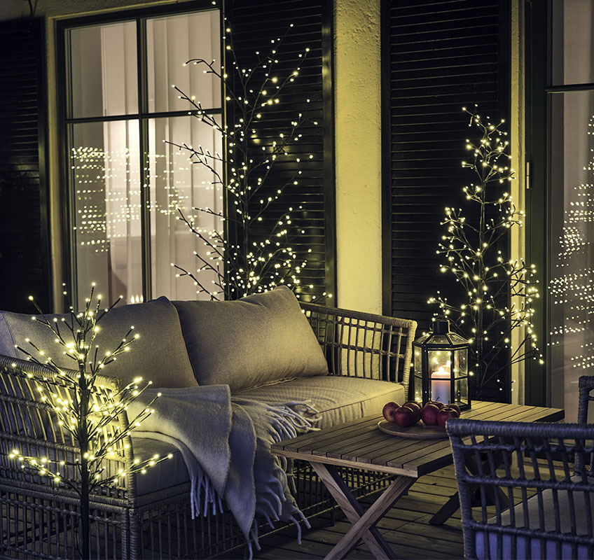 MORGANIT and SKAPOLIT light trees Outdoor light trees on a wooden patio with lounge set